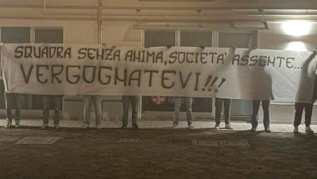I due striscioni di contestazione che la Curva Nord biancorossa ha mostrato venerdì notte in sede e al palasport