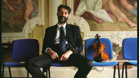 Il maestro Daniele Brancaleoni con il suo violino