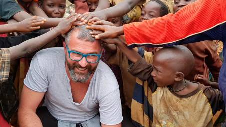 Stefano Vitali in una delle sue missioni in giro per il mondo