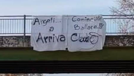 Ravenna, “Angeli cominciate a ballare”: lo striscione dedicato a Dj Mozart