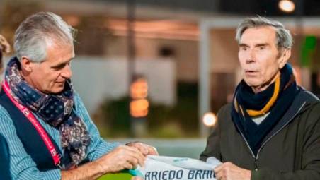 Ariedo Braida riceve la maglia personalizzata dai dirigenti del Forte Virtus Fc