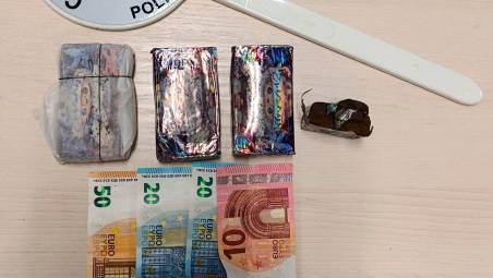 Rimini, l’appartamento cambia occupante e ospita un altro spacciatore: nasconde l’hashish in frigorifero e viene arrestato