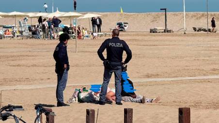 Rimini, sesso in spiaggia in pieno giorno: turisti americani denunciati dalla polizia