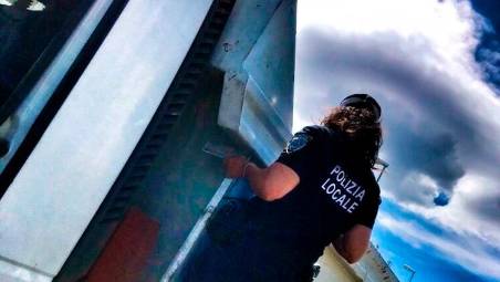 Savignano, vede gli agenti e getta il pacchetto con l’hashish, ma viene scoperto e denunciato