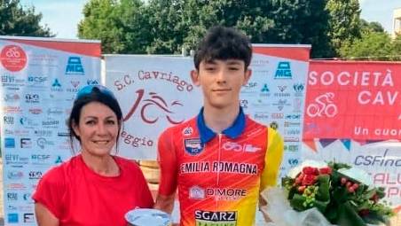 A sinistra la vittoria di Alessandro Bellettini, premiato a destra dalla presidentessa Tagliavini