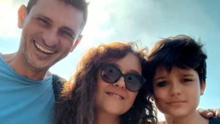Andrea Minguzzi con la moglie Yasemin e il figlio Mattia