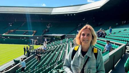 Raffaella Reggi versione giornalista sul prestigioso Centre Court di Wimbledon