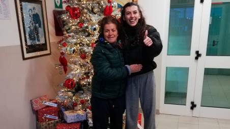 Rimini, trova una borsa con soldi e documenti, la porta ai carabinieri e incontra la proprietaria