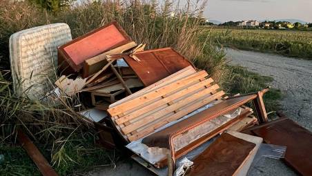 I mobili abbandonati in via Curiel a Cesenatico