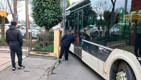 Un mezzo pubblico bloccato durante la svolta