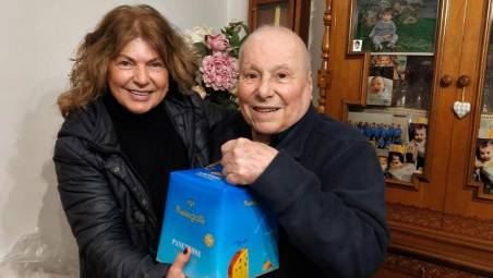 Forlì, il Comitato Romiti consegna panettoni agli anziani del quartiere