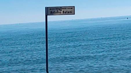 Il cartello del lungomare tolto dalla sua giusta collocazione e “piantato” in mare