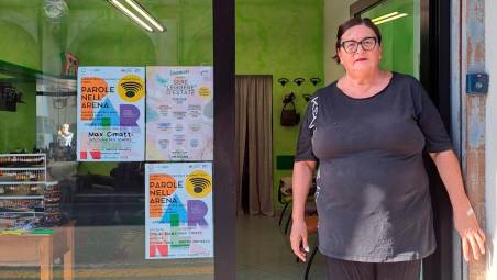 Cesena, dopo 46 anni va in pensione la prima donna barbiere
