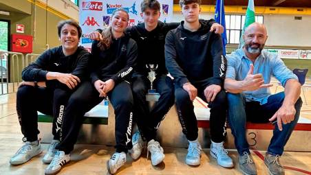 Il vincitore Edoardo Dell’Accio con i compagni dell’Accademia Rubicone