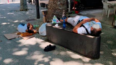 Gente che dorme sulle panchine di Miramare nei giorni della Notte rosa