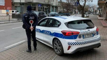 Gatteo Mare: “Ma in Italia per guidare la moto serve la patente”? La polizia locale glielo spiega e poi lo multa per 5.100 euro