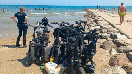 Bici elettriche parcheggiate in spiaggia. Maxi multa a Punta Marina