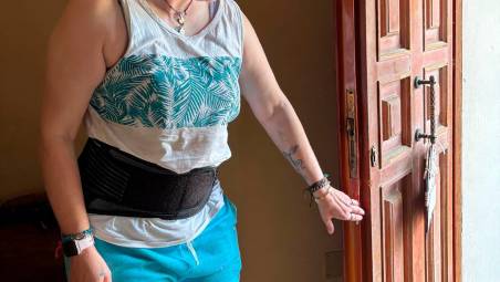 Giulia Ruffilli mostra i danni alla porta d’ingresso dell’abitazione