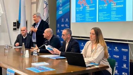 Anita Magalotti mentre presenta il suo libro “Giovani e sport”