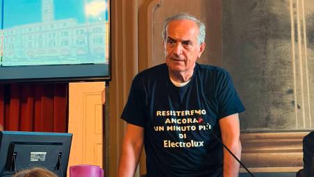 Forlì. La maglietta del sindaco Zattini: “Resisteremo ancora un minuto più di Electrolux”