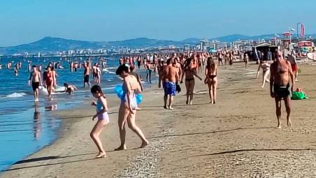 Spiaggia piena anche ieri a Rimini