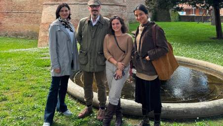 Bagnara, installazione nel prato per far cantare le rane e le sculture