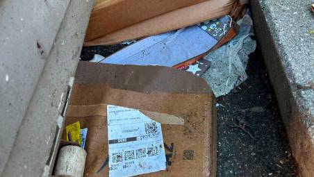 Cesena, rifiuti gettati “con la firma”: “Sarebbe facile scoprire chi li butta”