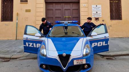 Imola, una donna e un uomo vogliono togliersi la vita, gli agenti li calmano e li mettono in salvo