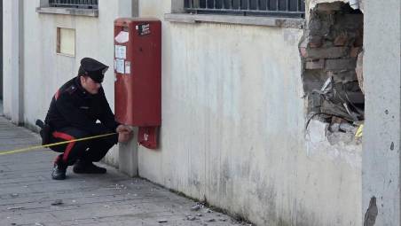 Santarcangelo, due boati nella notte. Assalto al Postamat, i banditi ripresi in un video VIDEO