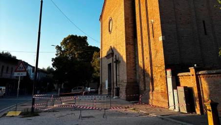 Dopo la bufera a Ravenna: cadono coppi, transennato il campanile della pieve di San Pietro in Vincoli