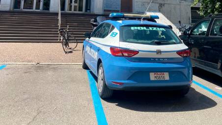 Auto della polizia davanti al tribunale di Forlì