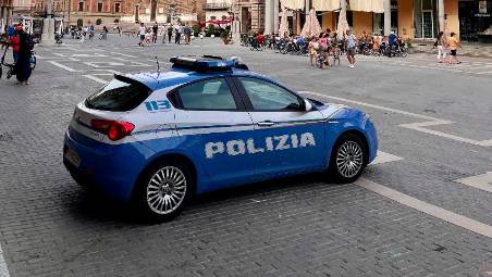 Faenza, danneggia le auto in sosta e aggredisce i poliziotti: espulso dalla città per 4 anni