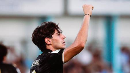 L’esultanza di Cristian Shpendi per l’unico gol-vittoria: quello realizzato in casa dell’Entella (Rega)