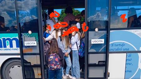 Bus scolastici strapieni di ragazzini