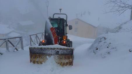 Il sindaco di Pennabilli festeggia i 60 anni sul trattore per liberare le strade dalla neve