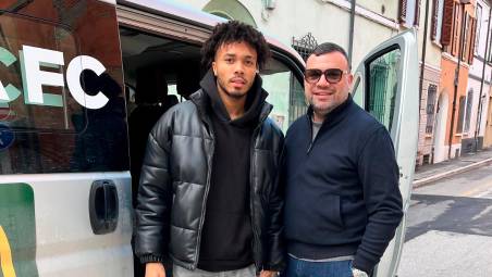 Jalen Blesa e il suo agente La Manna in partenza ieri pomeriggio da Cesena per il Portogallo: oggi sarà annunciato il suo trasferimento al Rio Ave