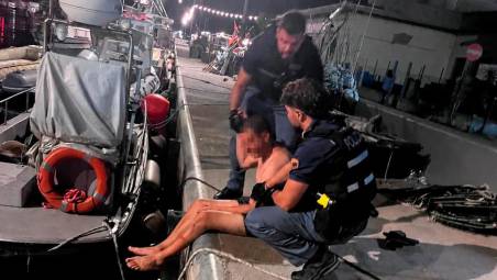 Marina di Ravenna, si getta in acqua dal molo in stato di alterazione: salvato per un soffio dai poliziotti