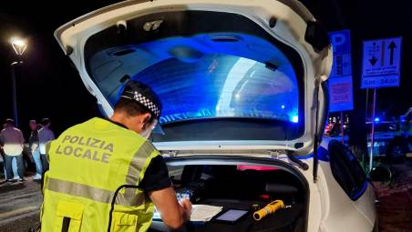 Ravenna, ubriaca fradicia, abbatte la segnaletica e poi si accomoda nell’auto che la soccorre