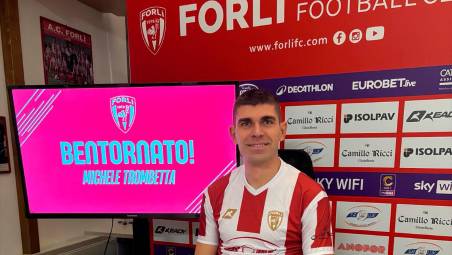 Michele Trombetta mentre firma in sede (foto Forlì Fc)