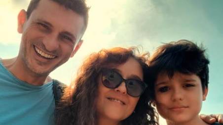 Andrea Minguzzi con la moglie Yasemin e il figlio Mattia