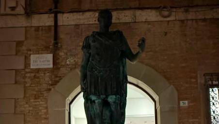 Rimini, Renzi accusa il Comune: «Statua di Giulio Cesare senza cura e abbandonata»