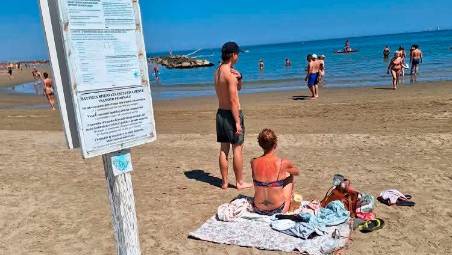 Il cartello che indica il divieto di sostare nella fascia di libero transito