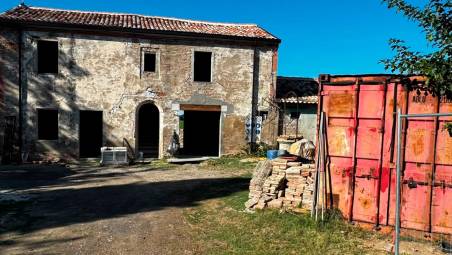 Il casolare in fase avanzata di ristrutturazione come si presenta attualmente