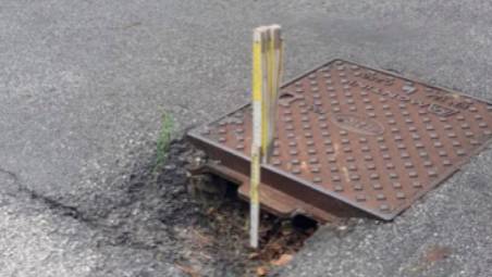 Misano, cade a causa di un tombino malmesso e si ferisce: ragazza risarcita di quasi 15mila euro dal Comune