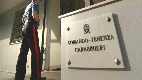 Cattolica. Donna frena con l’auto e fa attraversare pedone, il conducente del furgone dietro la insulta e la picchia