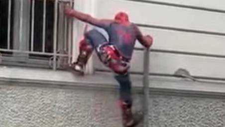 A Faenza è arrivato Spiderman: si arrampica, aiuta le anziane e sostituisce pure le ruote bucate