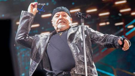 Vasco Rossi sul palco dello stadio Romeo Neri sabato sera (Foto Tommaso Morosetti)