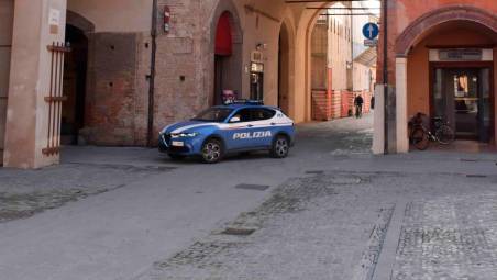 Imola, coppia di giovani depreda il centro commerciale rimuovendo l’antitaccheggio: arrestati