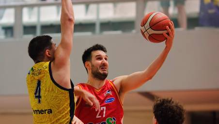 L’ala giallorossa Enzo Cena in garadue contro Fidenza foto fiorentini
