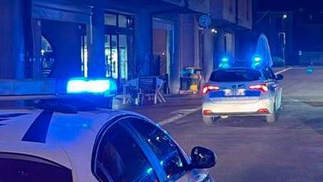 Savignano, vede gli agenti e scappa contromano per le vie del centro: maxi-multa e denuncia per un 22enne
